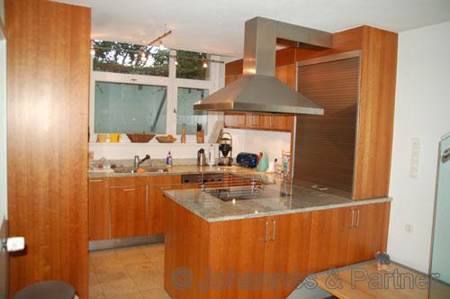 hochwertige Bulthaup-Einbauküche mit Granitarbeitsplatte und Miele-Geräten