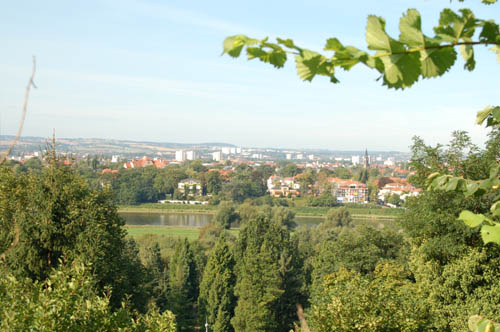 teilweise Blick über Elbe und Dresden aus dem gemeinschaftlichen Garten