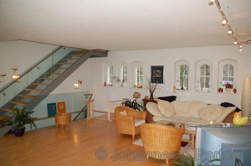 Wohnzimmer mit Treppe zur oberen Ebene