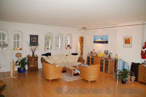 großes Wohnzimmer mit hochwertiger und dimmbarer Beleuchtung