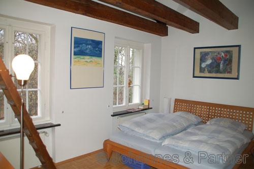 Schlafzimmer in der oberen Ebene mit Hochbett (Balken weiß)