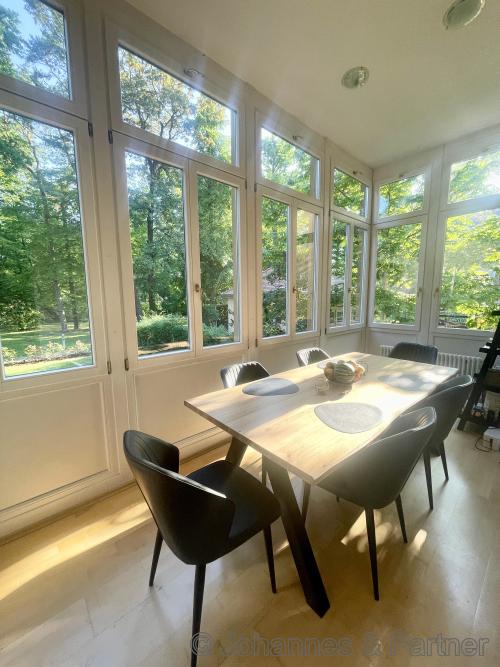 Essbereich im oberen Wintergarten