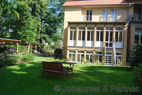 Blick aus dem Garten zur Wohnung
