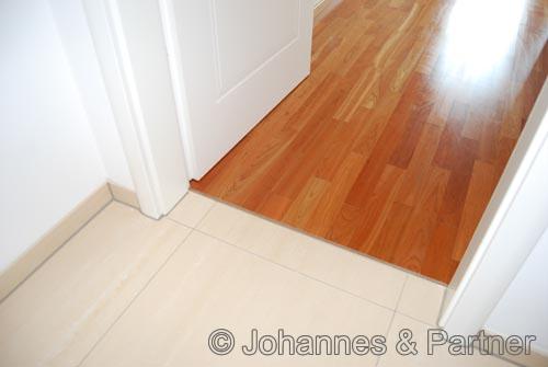 exklusive Ausstattung mit Massivparkett und hochwertigen Fließen