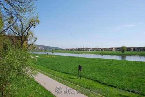 Grundstück hat direkten Zugang zum Elberadweg und schönen Blick auf die Elbe