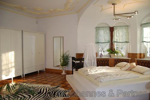 große, helle Zimmer