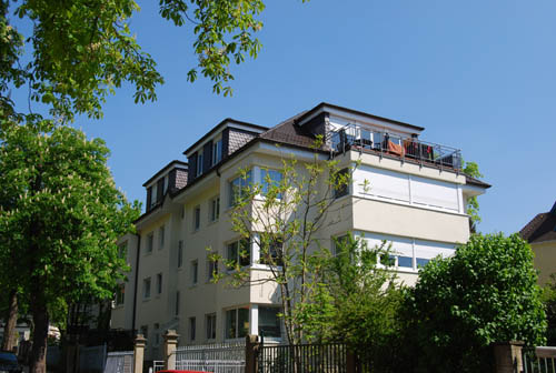 Hausansicht mit großer Dachterrasse nach Süden