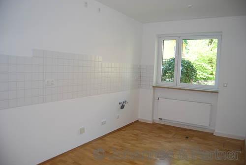 schöne Küche mit Fenster