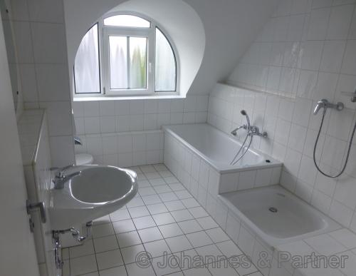 Bad mit Eckbadewanne, Dusche und Fenster