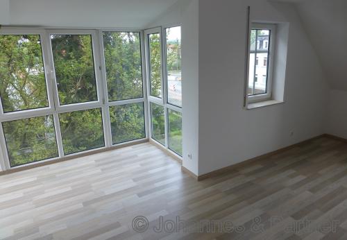 großes, helles Wohnzimmer