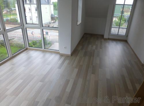 großes, helles Wohnzimmer