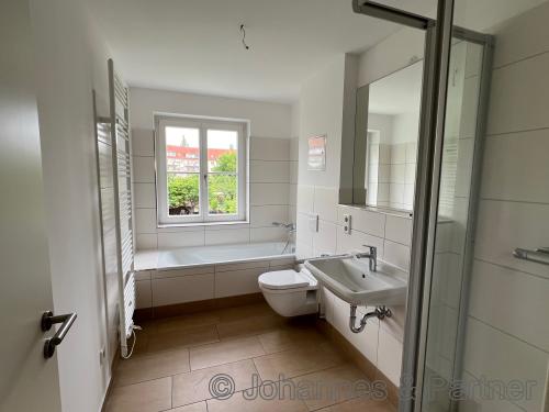 Bad mit Wanne und Fenster ähnlich