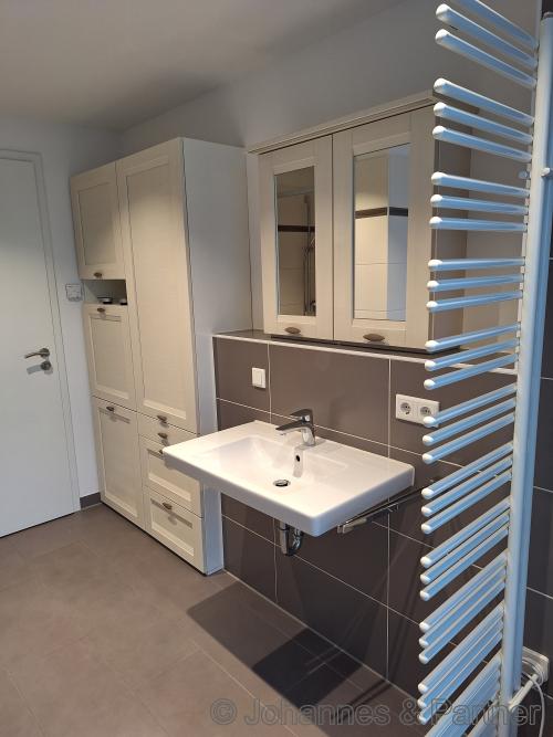 Bad mit Badewanne und Dusche