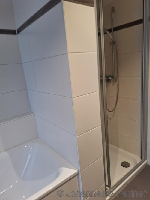 Bad mit Wanne und Dusche