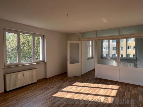 großes, helles Wohnzimmer mit Wintergarten