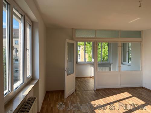 großes, helles Wohnzimmer