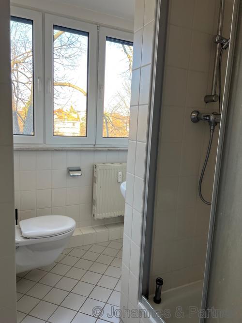 Bad mit Dusche und Fenster  