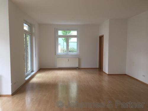 großes, helles Wohnzimmer 