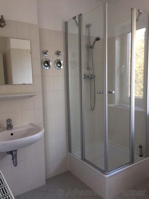 Bad mit Dusche und Fenster