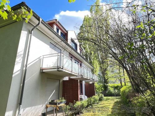 Hausansicht mit Balkon