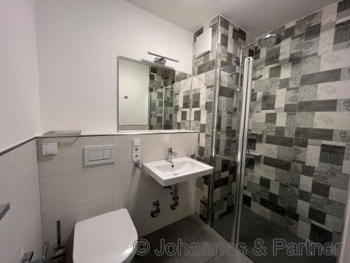 Bad mit Dusche (ähnlich)