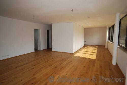 großes, helles Wohnzimmer