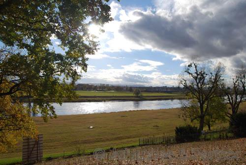 herrlicher Blick vom Grundstück über Elbe und Dresden