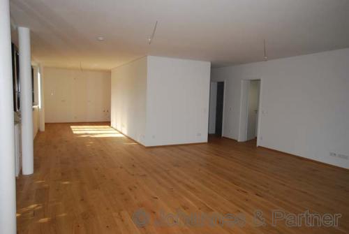 großes, helles Wohnzimmer 