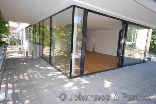 große Terrasse (ähnlich/ im EG ohne Balkonbrüstung) 