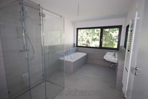 großes Bad mit Wanne, Dusche, Fenster und Doppelwaschtisch
