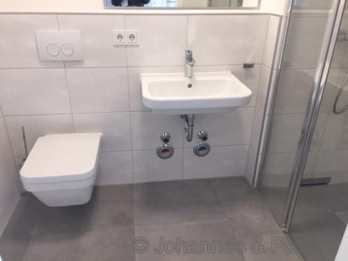 Bad mit Dusche (ähnlich)