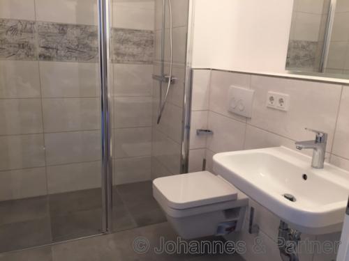 Bad mit Dusche (ähnlich)
