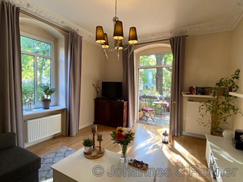 großes, helles Wohnzimmer