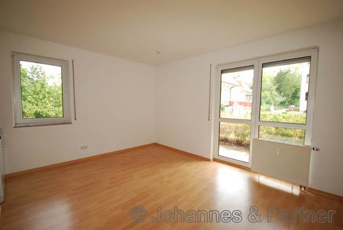 Wohnzimmer mit Terrasse ähnlich