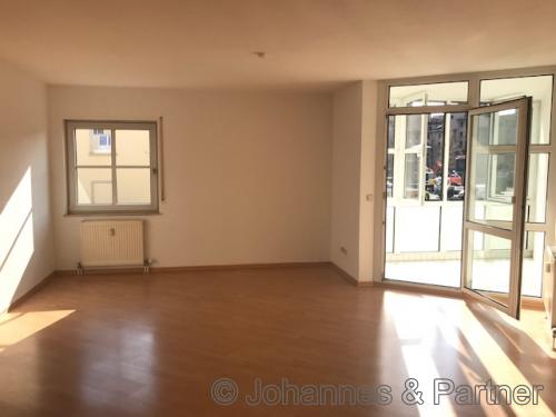 großes, helles Wohnzimmer mit Wintergarten
