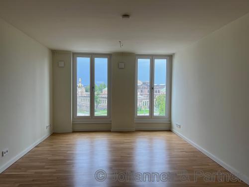 großes, helles Wohnzimmer  