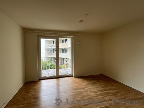 großes, helles Schlafzimmer  