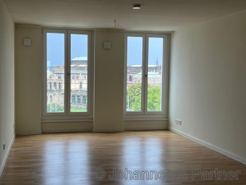 großes, helles Zimmer (Musterwohnung)
