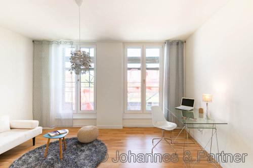 großes, helles Zimmer (Musterwohnung)