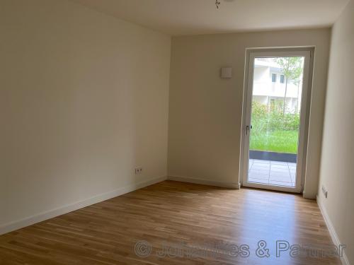 Zimmer und Zugang zur Terrasse