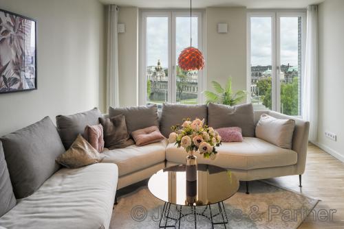 großes, helles Wohnzimmer (Beispiel Musterwohnung)