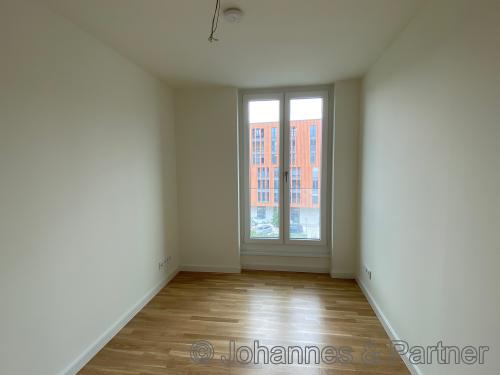 großes, helles Wohnzimmer  