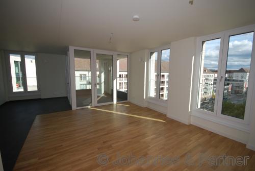 großes, helles Wohnzimmer