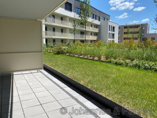 großzügige u. sonnige Terrasse