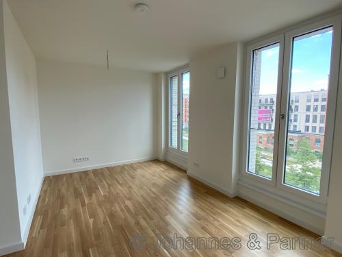 großes, helles Wohnzimmer ähnlich
