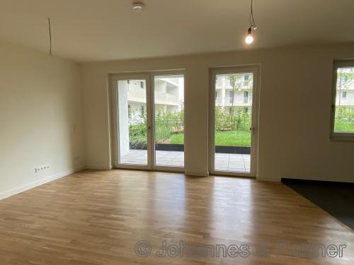 großes, helles Wohnzimmer