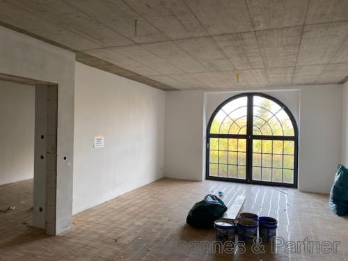großes, helles Wohnzimmer