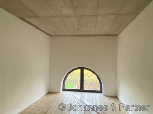 großes, helles Schlafzimmer