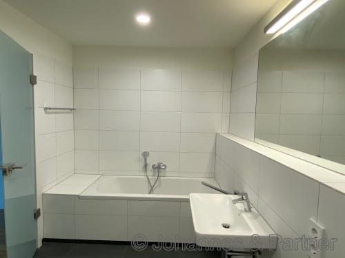 Bad mit Badewanne und Dusche