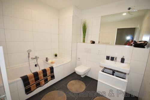 Bad mit Badewanne ähnlich 